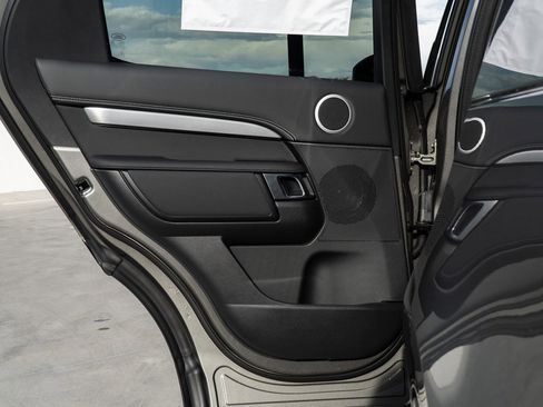 Used 2025 Land Rover Discovery Dynamic SE image 27