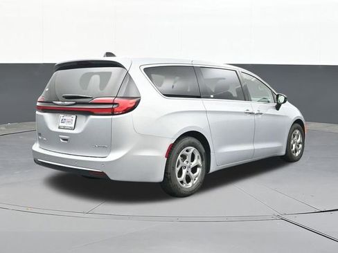 Used 2024 Chrysler Pacifica Limited FWD image 15