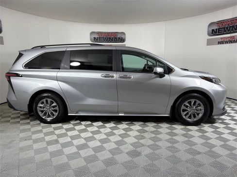 Used 2025 Toyota Sienna XLE image 3