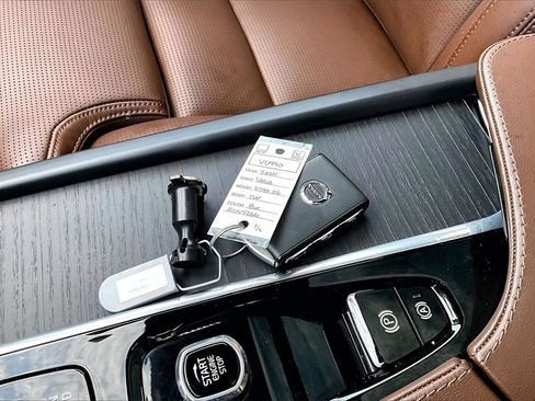 Used 2024 Volvo XC90 B6 Ultimate w/ Protection Package Premier image 36