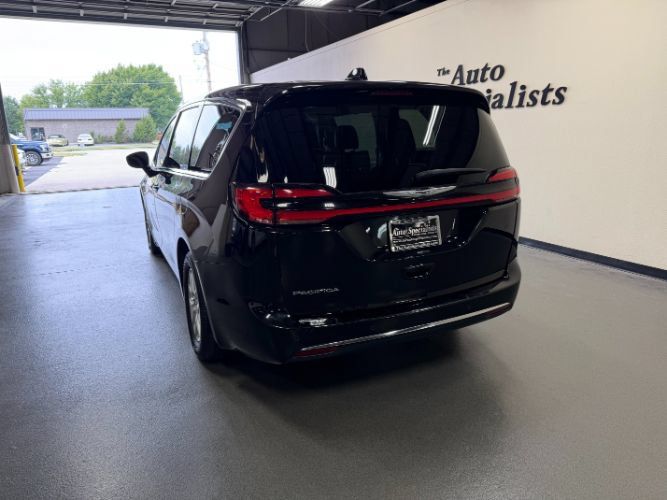 Used 2024 Chrysler Pacifica Touring-L FWD image 2