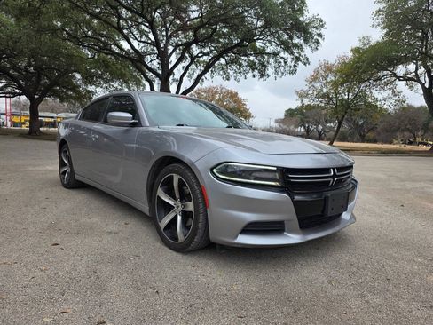 Used 2017 Dodge Charger SE RWD image 2