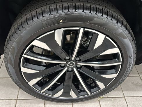 New 2026 Volvo XC90 B5 Core w/ Protection Package Premier image 32