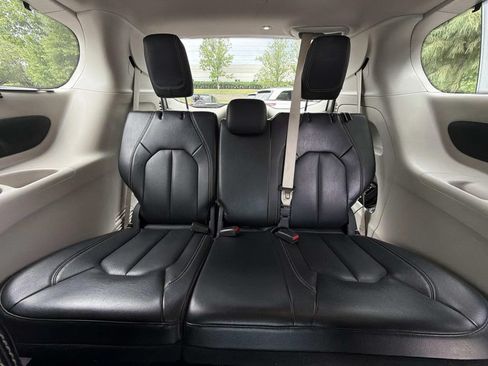 Used 2022 Chrysler Pacifica Touring-L FWD image 18