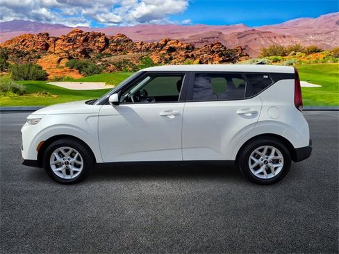 Certified 2022 Kia Soul LX w/ Technology Package image 7