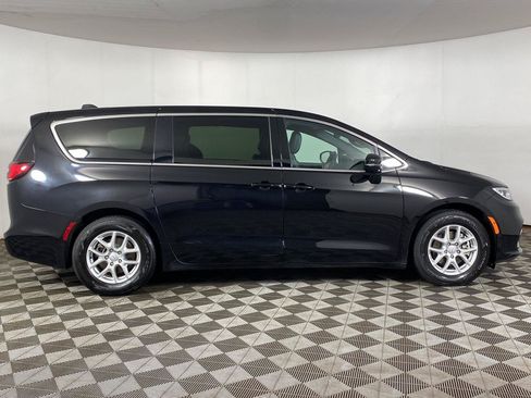 Used 2025 Chrysler Pacifica Select FWD image 8