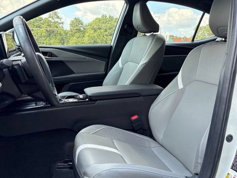 Used 2025 Toyota Camry SE FWD image 11