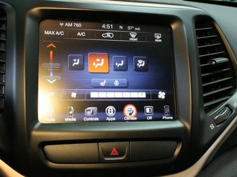 Used 2016 Jeep Cherokee Latitude w/ Cold Weather Group FWD image 24