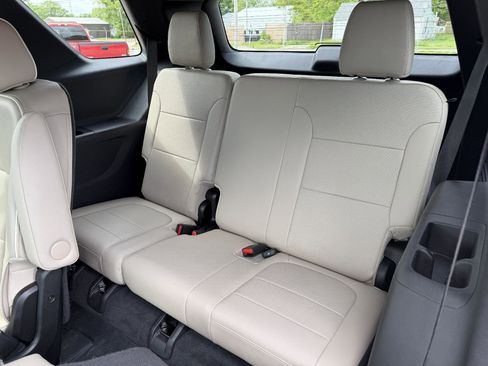 Used 2023 Chevrolet Traverse Premier FWD image 15