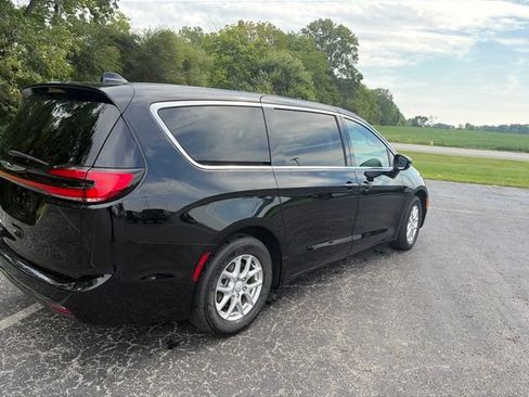 Used 2025 Chrysler Pacifica Select FWD image 11