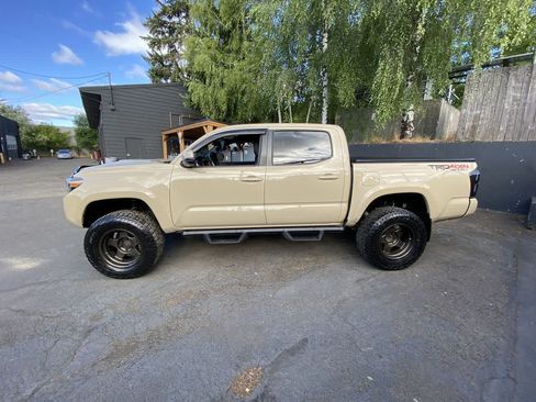 Used 2016 Toyota Tacoma TRD Sport w/ Towing Package AWD/4WD image 3