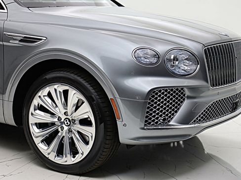 Used 2025 Bentley Bentayga AWD/4WD image 17