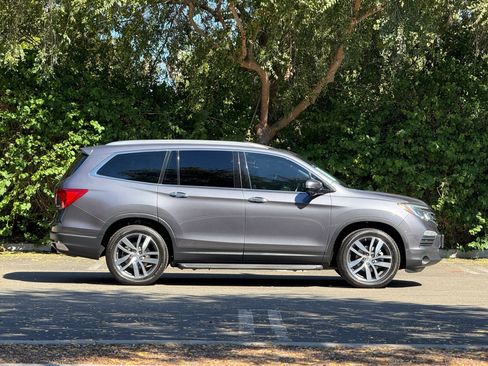 Used 2018 Honda Pilot Touring image 2
