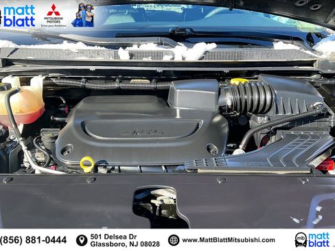 Used 2023 Chrysler Pacifica Touring-L image 11