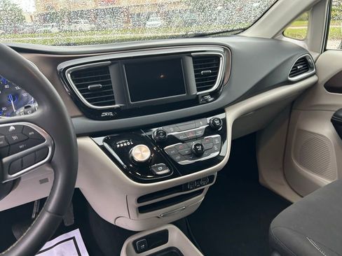 Used 2023 Chrysler Voyager LX image 13