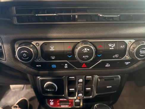 Used 2024 Jeep Wrangler Willys image 23