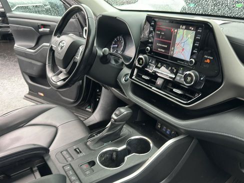 Used 2022 Toyota Highlander XLE AWD/4WD image 9