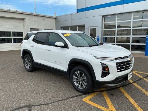 Used 2025 Chevrolet Equinox LT FWD image 1