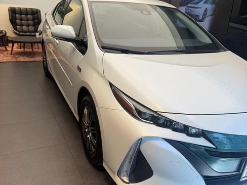 Used 2017 Toyota Prius Prime Premium FWD image 3