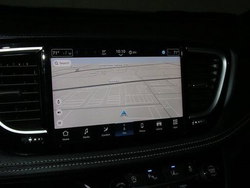 Used 2025 Chrysler Pacifica Limited image 19