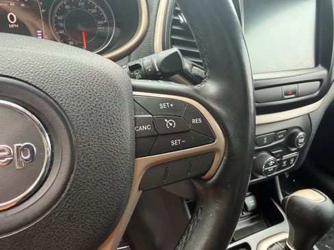 Used 2016 Jeep Cherokee Latitude w/ Comfort/Convenience Group FWD image 34