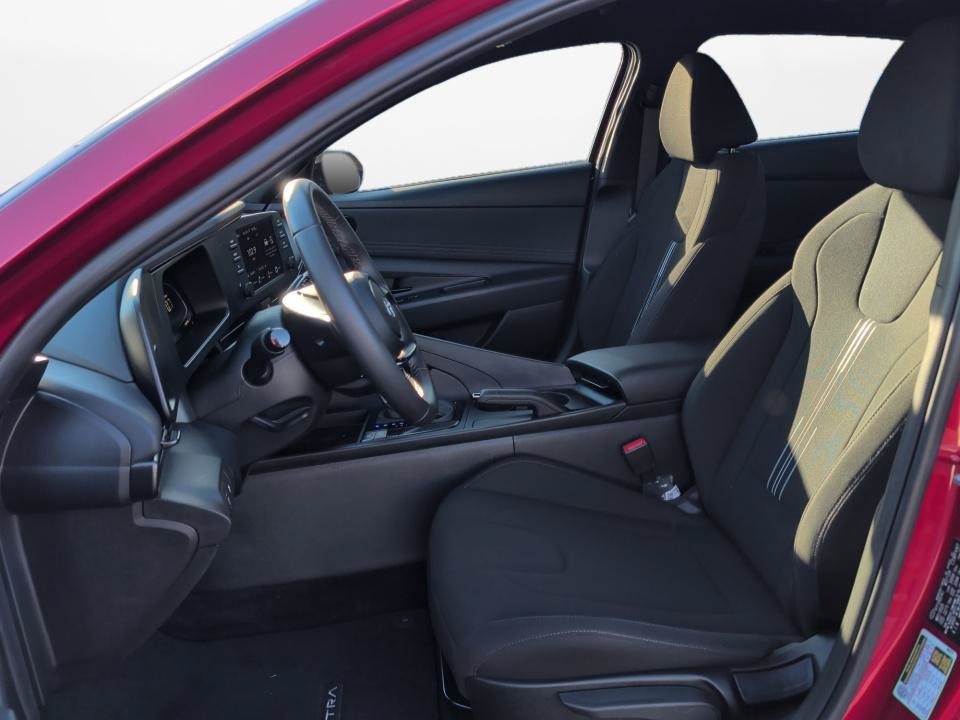 Certified 2025 Hyundai Elantra Sport FWD image 9