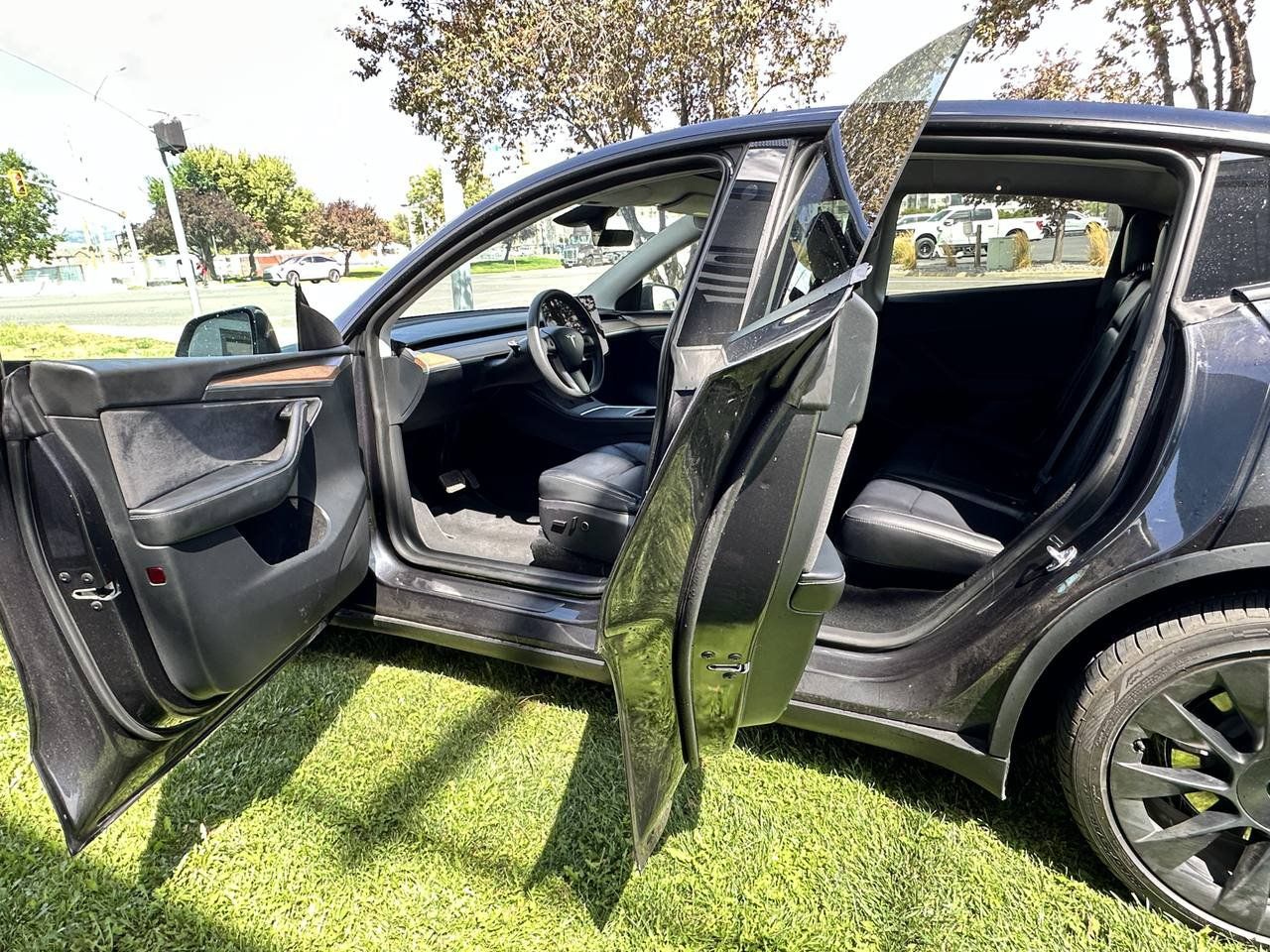 Used 2024 Tesla Model Y Long Range AWD/4WD image 19