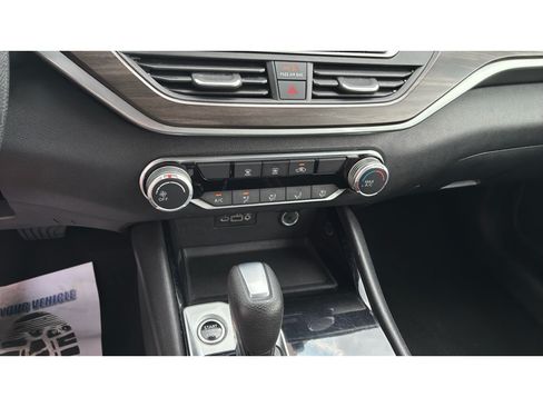 Used 2024 Nissan Altima 2.5 SV FWD image 16