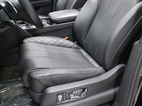 Used 2020 Bentley Bentayga Plug-In Hybrid AWD/4WD image 21