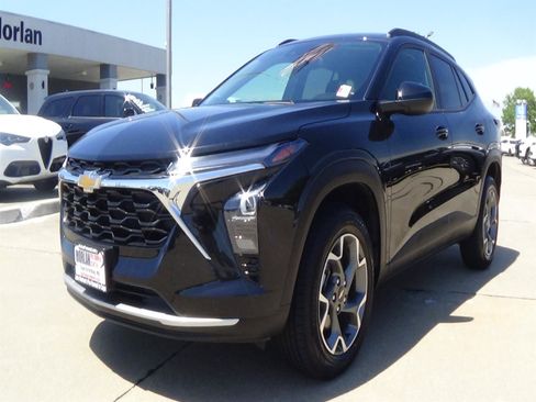 Used 2025 Chevrolet Trax LT w/ LT Convenience Package FWD image 2