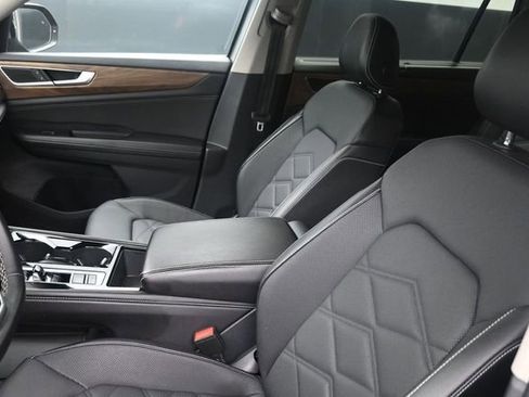 Used 2025 Volkswagen Atlas SE FWD image 23