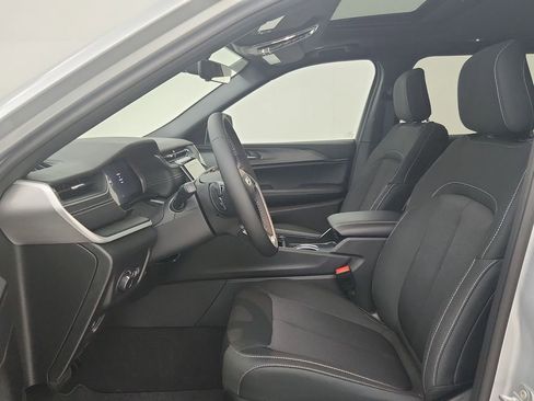 New 2025 Jeep Grand Cherokee L Laredo image 19