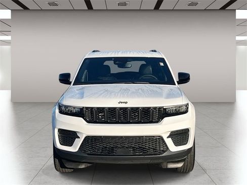 Used 2024 Jeep Grand Cherokee Altitude image 9