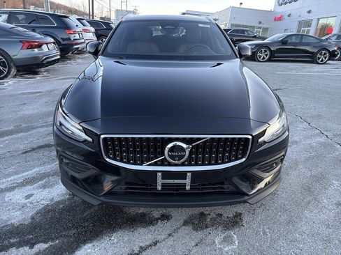 Used 2025 Volvo V60 B5 Cross Country Plus image 2