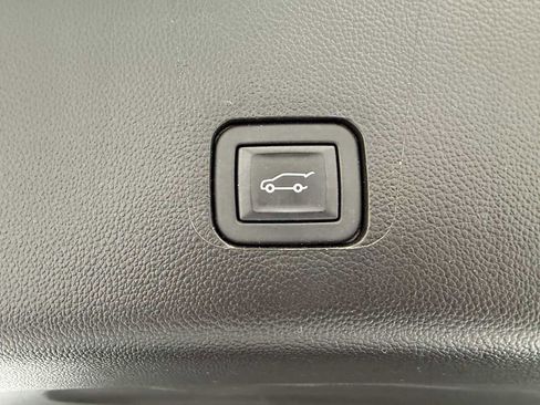 Used 2023 Chevrolet Traverse RS image 32