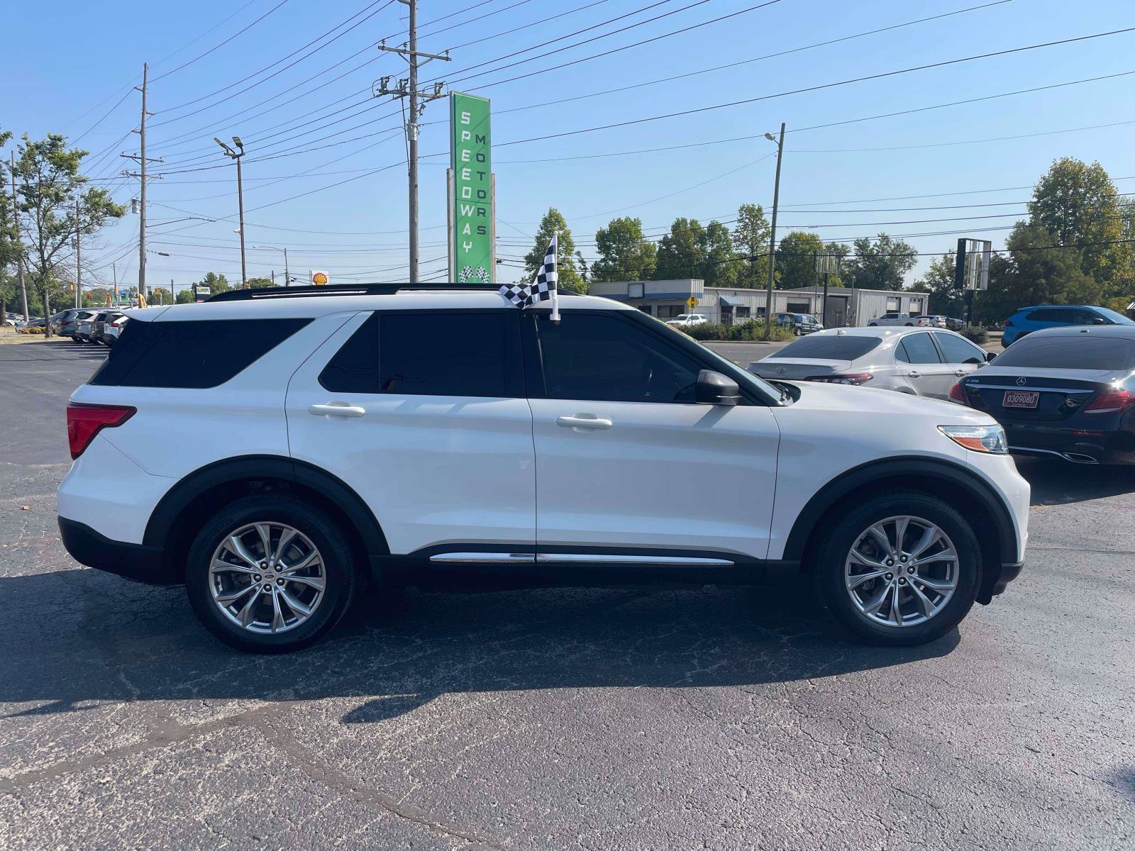 Used 2020 Ford Explorer XLT w/ Equipment Group 202A AWD/4WD image 9