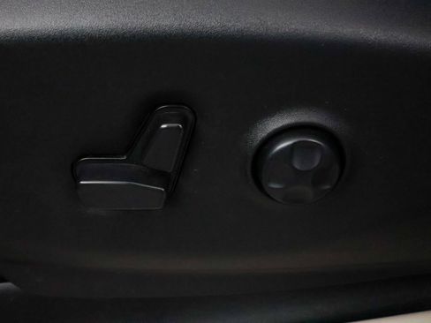 Used 2023 Chrysler Pacifica Touring-L FWD image 6