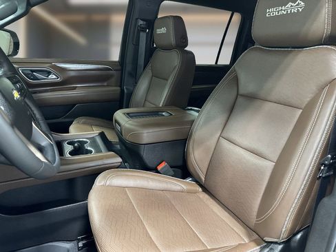 Used 2023 Chevrolet Suburban High Country image 13