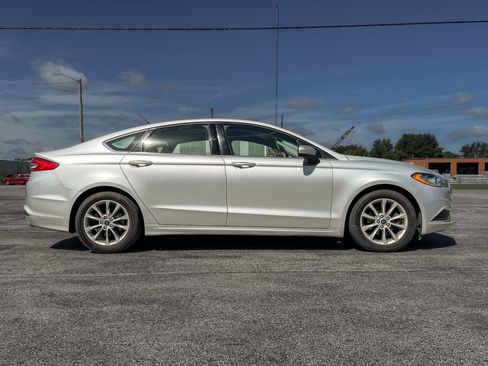 Used 2017 Ford Fusion SE w/ Fusion SE Technology Package FWD image 7