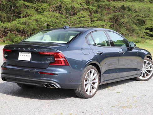 Used 2021 Volvo S60 T6 Momentum AWD/4WD image 3