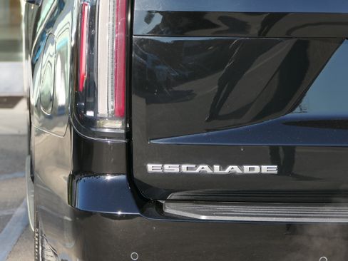 Certified 2023 Cadillac Escalade ESV Sport Platinum w/ Heavy-Duty Trailer Package image 5