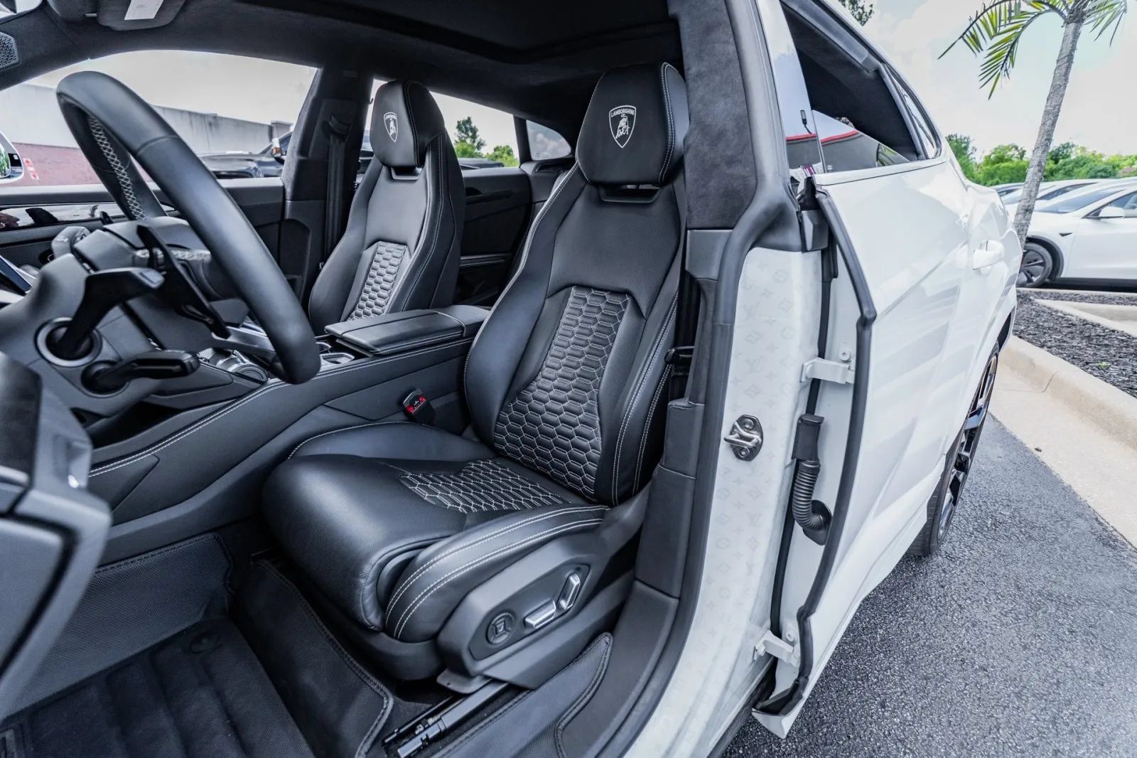 Used 2021 Lamborghini Urus AWD/4WD image 26