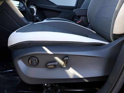 New 2025 Volkswagen Taos SE image 39