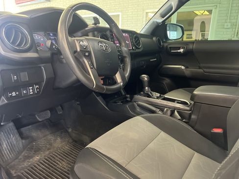 Used 2020 Toyota Tacoma TRD Sport AWD/4WD image 9