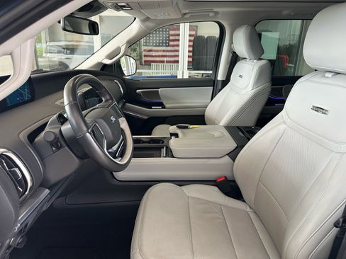 Certified 2025 Ford Expedition Max Platinum w/ Driver's Package AWD/4WD image 17