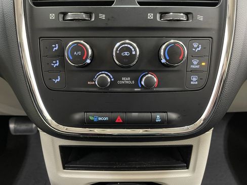 Used 2019 Dodge Grand Caravan SE w/ UConnect Hands-Free Group image 28