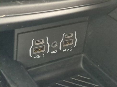 Used 2025 Chrysler Pacifica Limited image 22