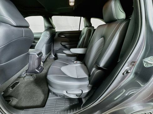 Used 2023 Toyota Highlander XSE FWD image 31