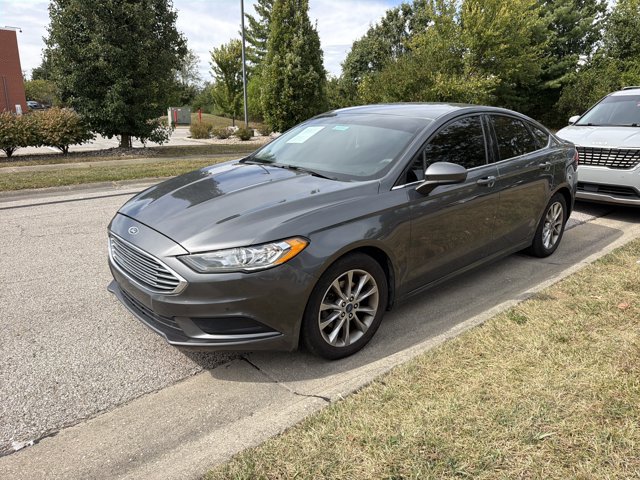 Used 2017 Ford Fusion SE w/ Fusion SE Technology Package FWD image 4