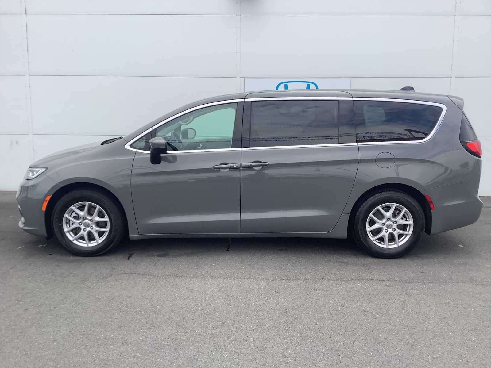 Used 2023 Chrysler Pacifica Touring-L FWD image 2